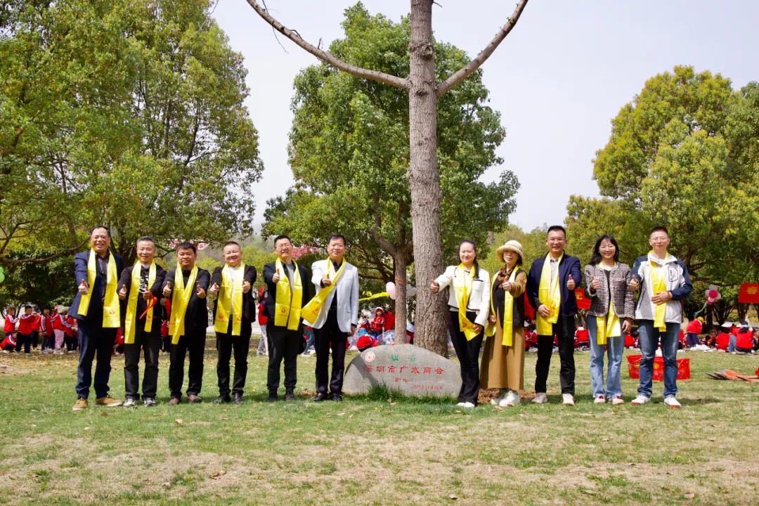 王茂青董事长在随州炎帝故里景区参加“认养银杏树,传承神农魂”捐赠植树活